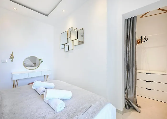Two Bedrooms With View Over The Sea شقة أنتيب